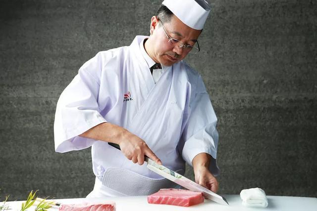 日本厨师豆腐切成花中国厨师笑了把刚织好的白萝卜拿上来