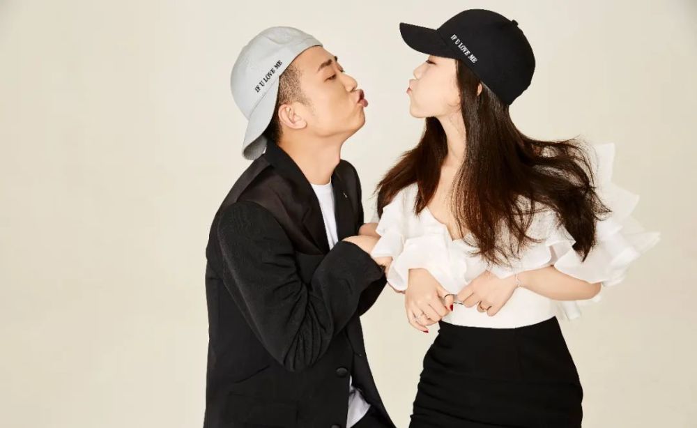 陈小春|满嘴狗粮！直播秀恩爱，比应采儿陈小春的爱情还甜！