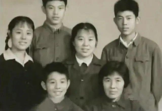 李连杰|李连杰的苦命人生：爸爸因公去世，妈妈和二哥被癌症夺走生命