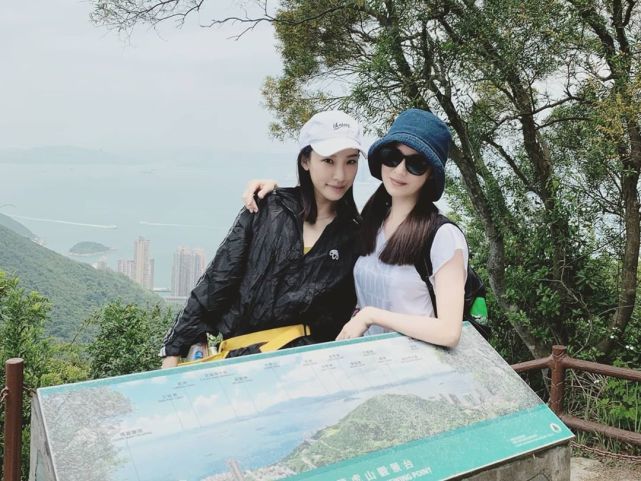 齐娇|齐娇与与何猷启离婚后首更动态，与友人爬山疗伤，强打精神难掩憔悴