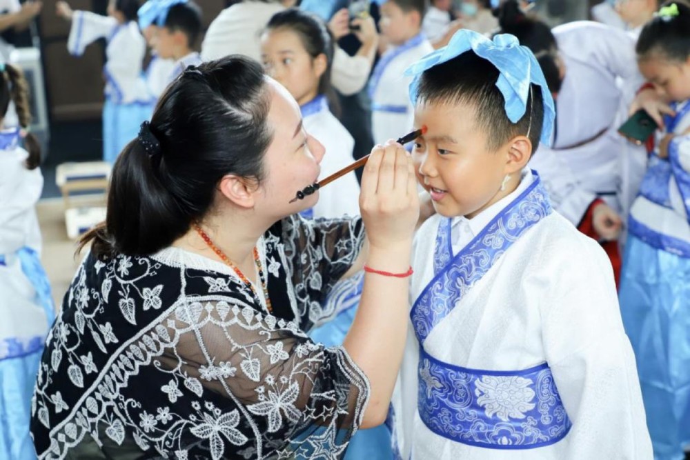 |正衣冠、点朱砂，中黄国际“开笔礼”开启小萌新小学生涯
