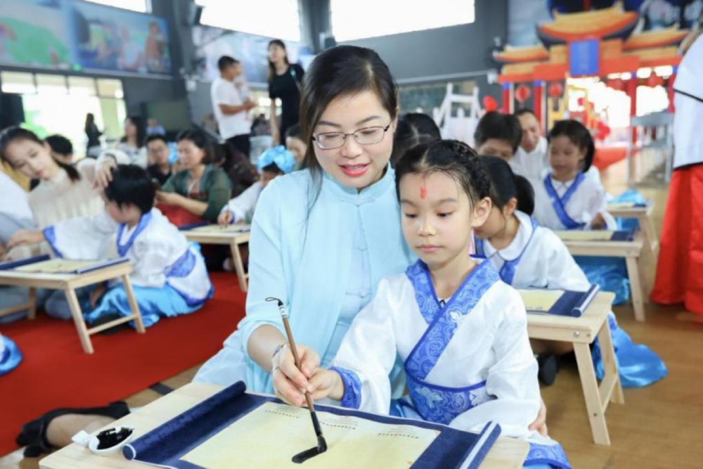 |正衣冠、点朱砂，中黄国际“开笔礼”开启小萌新小学生涯