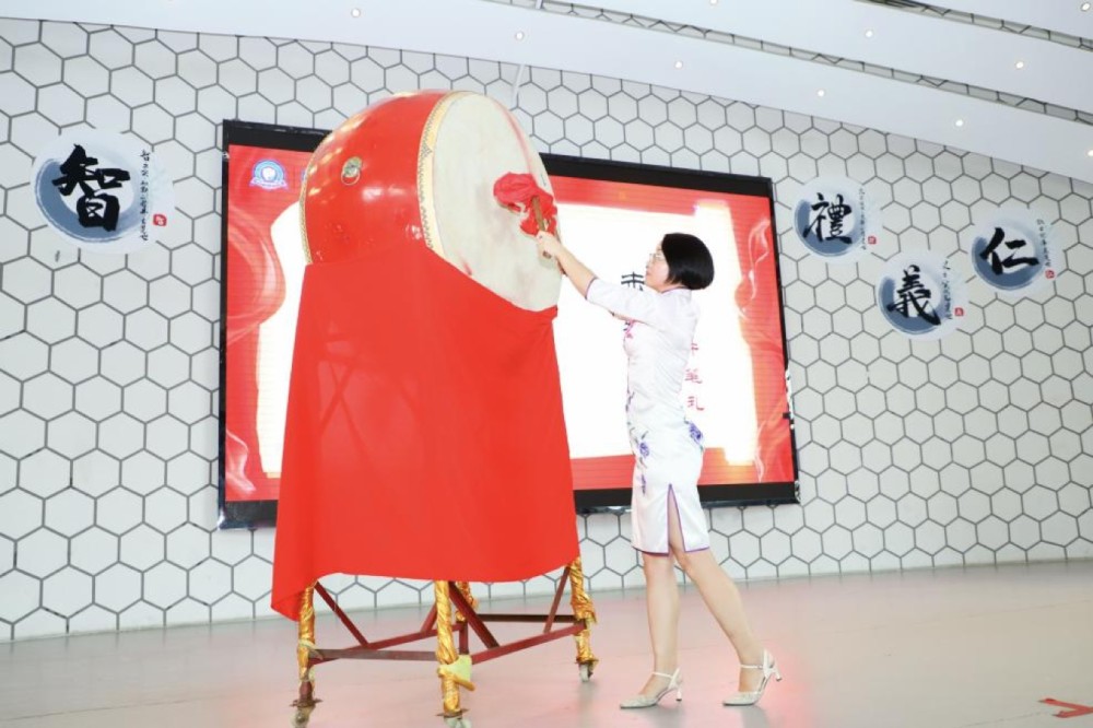 |正衣冠、点朱砂，中黄国际“开笔礼”开启小萌新小学生涯