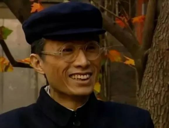 周星驰|他齐名周星驰，身患抑郁症却逗笑一代人：成年人，总是笑着笑着就哭了