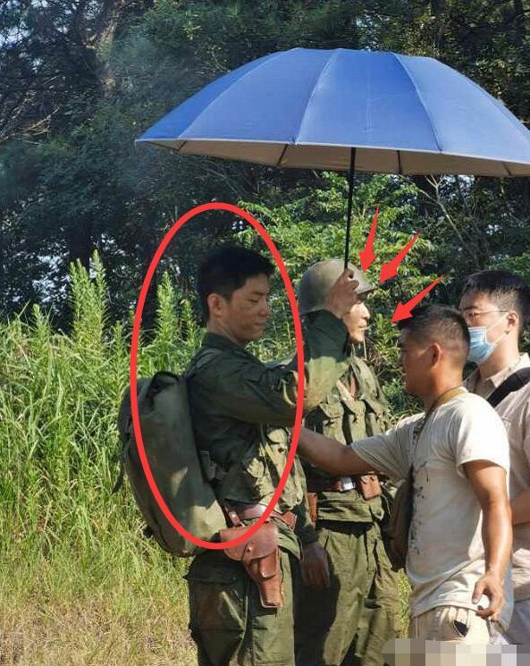 肖战|疑肖战《王牌》曝伪装照，太阳下打伞被嘲反被正名，227粉为黑而黑超搞笑