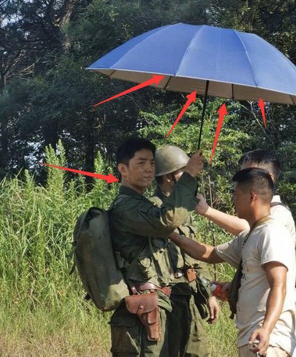 肖战|疑肖战《王牌》曝伪装照，太阳下打伞被嘲反被正名，227粉为黑而黑超搞笑