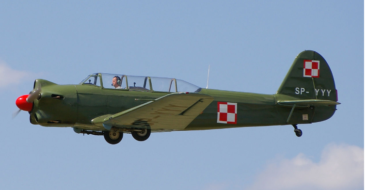 (雅克18教练机,初教6曾经借鉴过它的设计)初教6是双座,下单翼,前三点