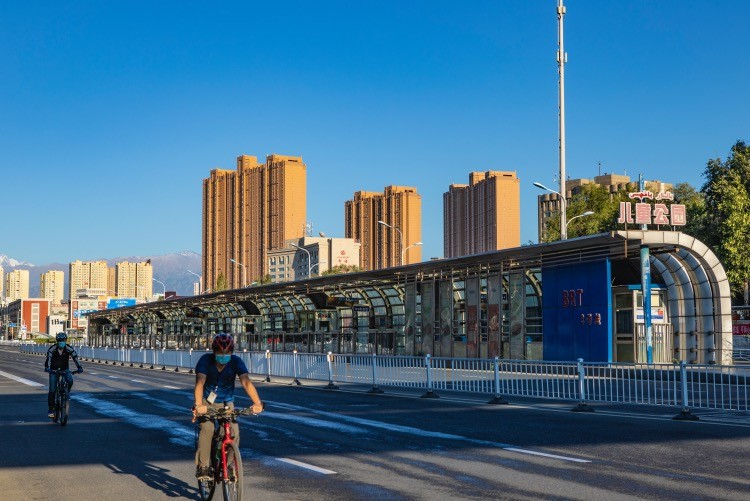 2020年9月1日傍晚,新疆乌鲁木齐街头恢复往日景观,人们在马路上骑行.