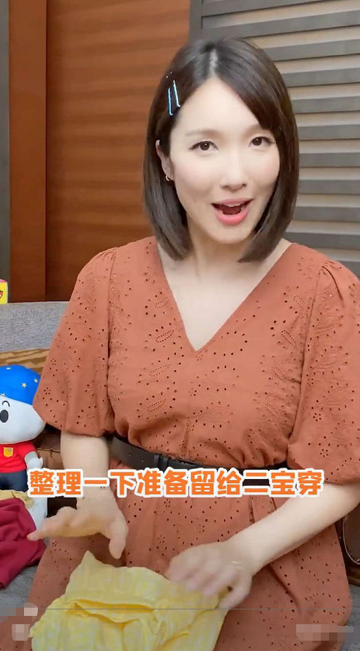 李亚男|暗示二胎是女？李亚男分享孕期保养，称要将大女儿衣服留给二宝