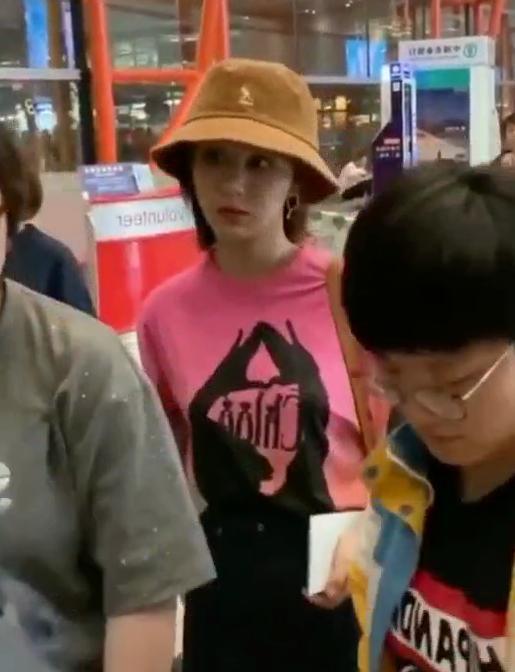 杨紫|大爷因不满杨紫挡道，直接挤开并破口大骂，杨紫满脸懵逼表情亮了