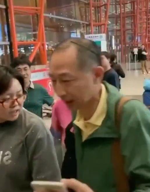 杨紫|大爷因不满杨紫挡道，直接挤开并破口大骂，杨紫满脸懵逼表情亮了
