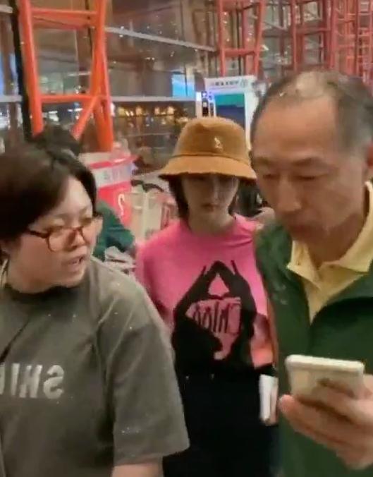 杨紫|大爷因不满杨紫挡道，直接挤开并破口大骂，杨紫满脸懵逼表情亮了
