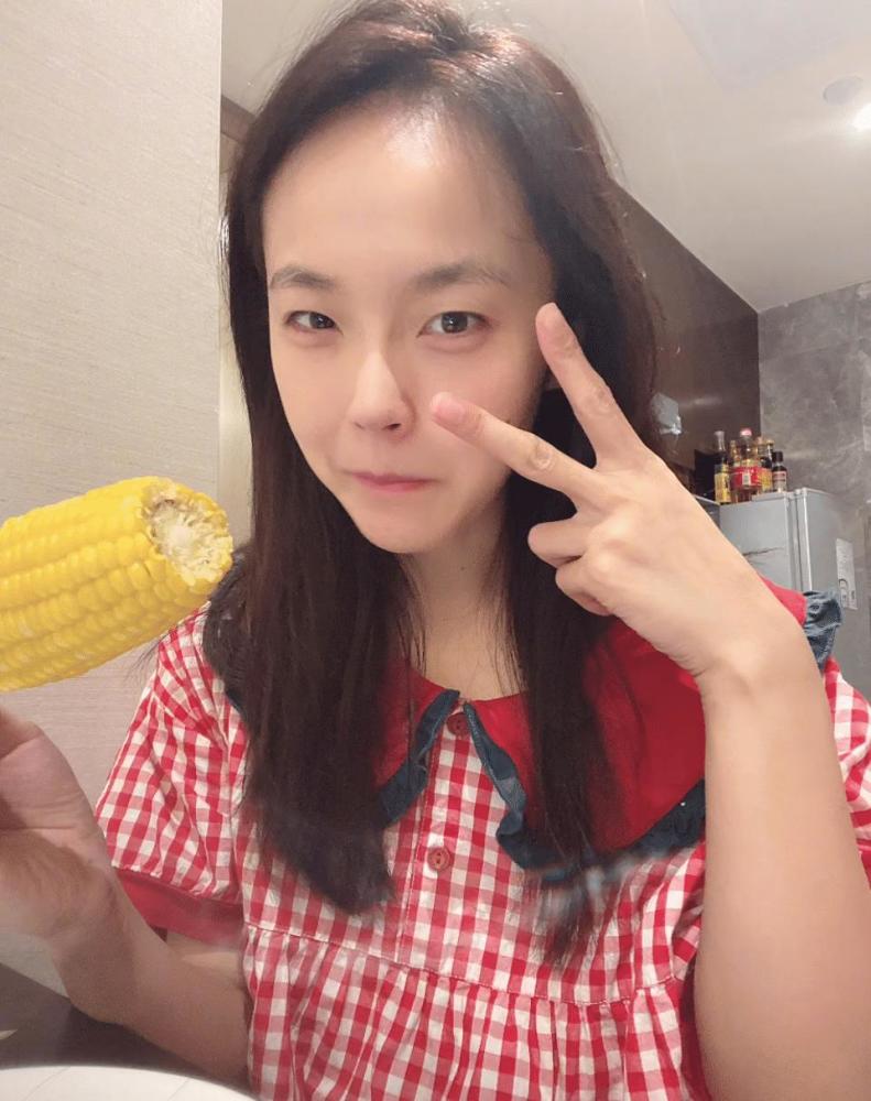 张佳宁晒素颜照,狂啃玉米对镜比耶,配文很逗趣