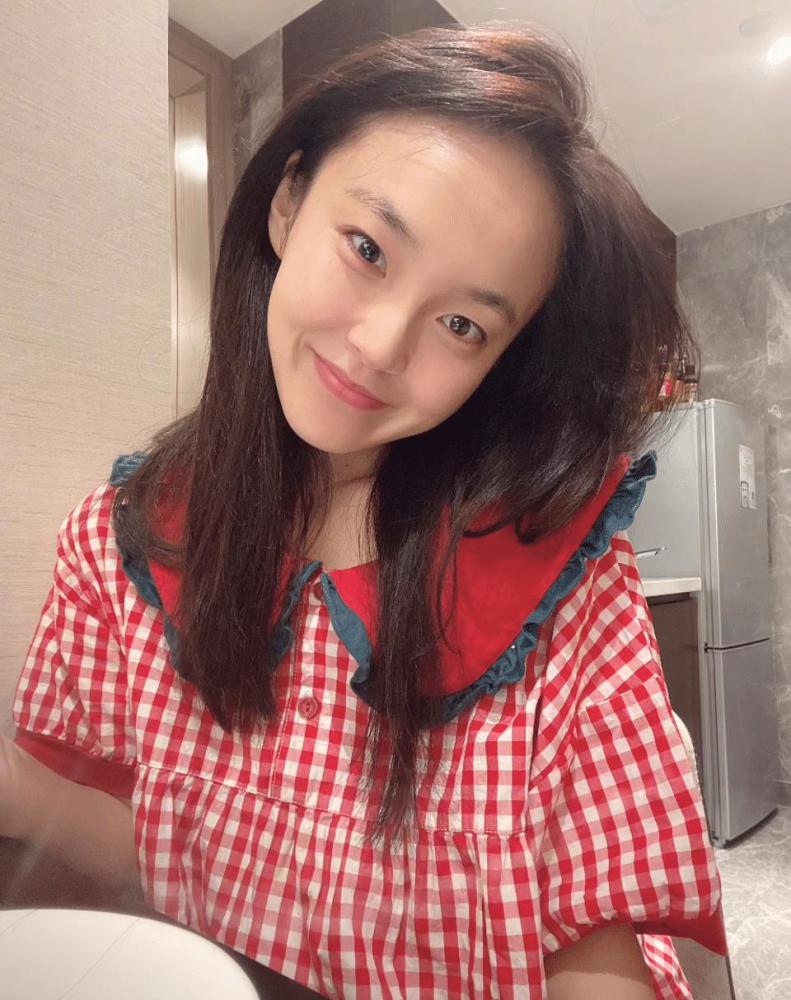 张佳宁晒素颜照,狂啃玉米对镜比耶,配文很逗趣