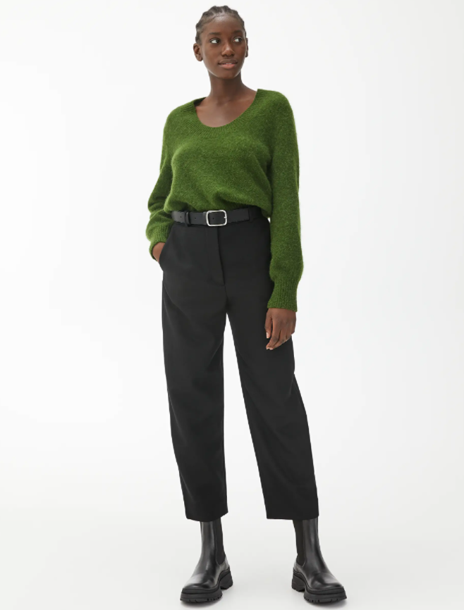 这件衣服的毛料有31%的羊驼毛,这样穿起来就很亲肤,软软的很舒服,也很