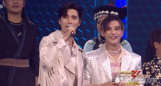 黄晓明|宁静亲友团人单势孤，黄晓明不慎说错话，杨澜控场能力满分