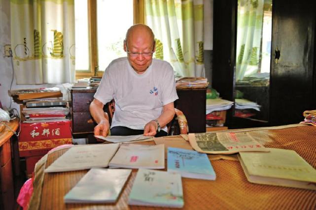 爱了一辈子的书   如今  重庆82岁老大爷   打算给它们找个好归宿|爱了一辈子的书，如今，重庆82岁老大爷打算给它们找个好归宿