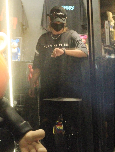罗志祥|罗志祥现身自家店打理，一身潮牌仍显富贵，经纪人曝其未来动向