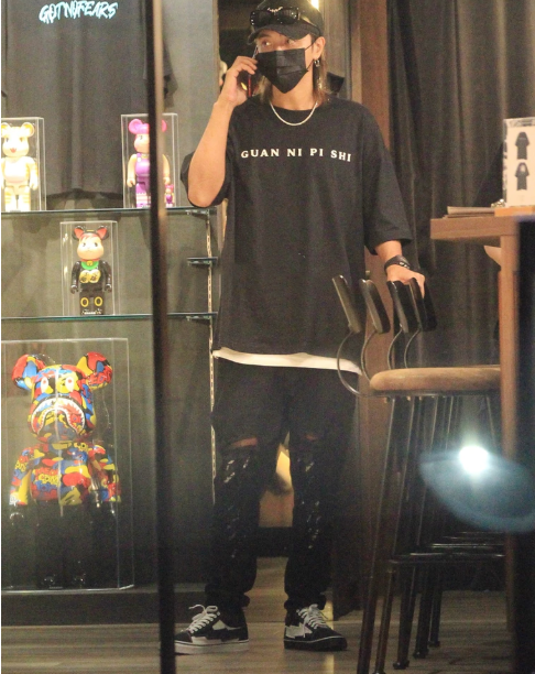 罗志祥|罗志祥现身自家店打理，一身潮牌仍显富贵，经纪人曝其未来动向