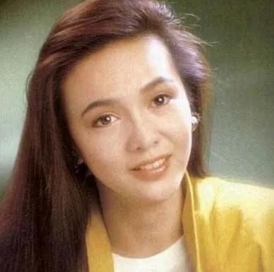 郑裕玲|曾是巨星的郑裕玲，当面骂得刘嘉玲不敢还嘴，63岁成时尚博主？