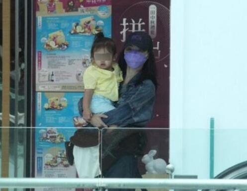 张柏芝|张柏芝疑有新情况？晒与神秘肌肉男双人滑水照，还配上花痴表情