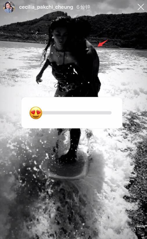 张柏芝|张柏芝疑有新情况？晒与神秘肌肉男双人滑水照，还配上花痴表情