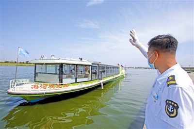 一艘全新的鋰電新能源遊船成功下水,標誌著本市內河水上旅遊運輸業