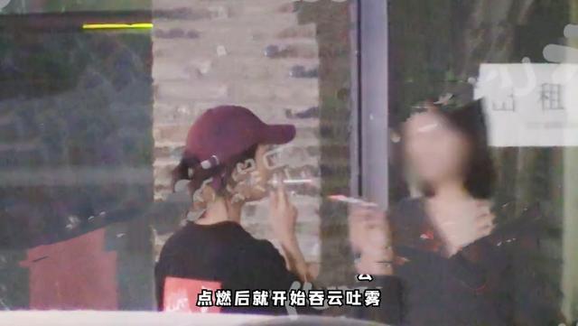 李庚希|“英子”李庚希与好友小聚烟瘾大发，抽烟再被拍，与朋友坐高护栏合影