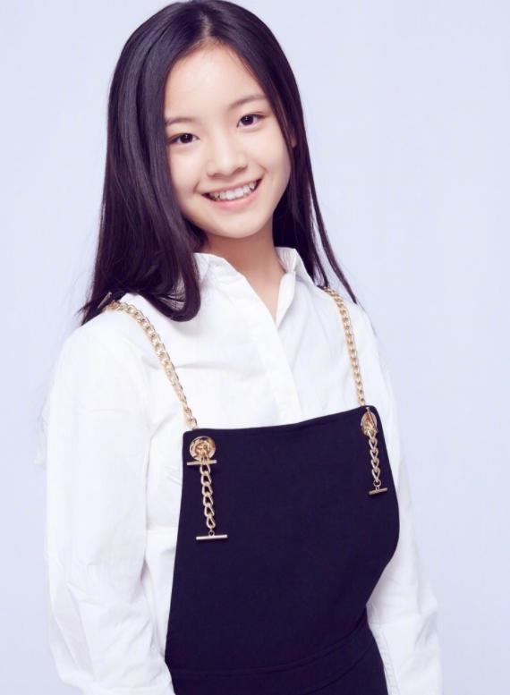李庚希|“英子”李庚希与好友小聚烟瘾大发，抽烟再被拍，与朋友坐高护栏合影