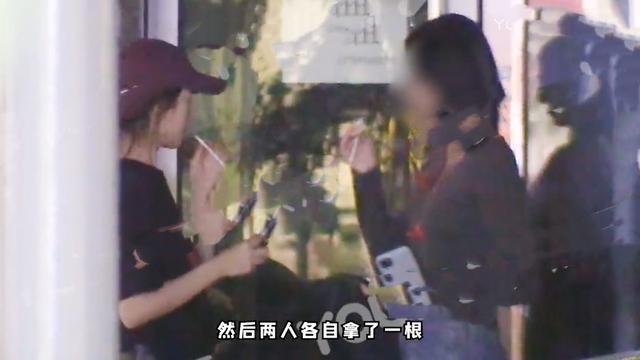 李庚希|“英子”李庚希与好友小聚烟瘾大发，抽烟再被拍，与朋友坐高护栏合影