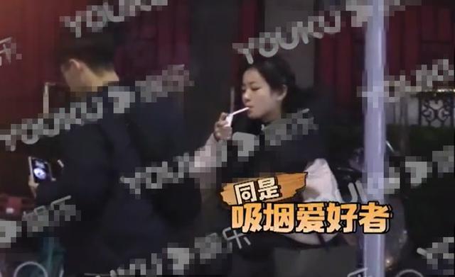 李庚希|“英子”李庚希与好友小聚烟瘾大发，抽烟再被拍，与朋友坐高护栏合影