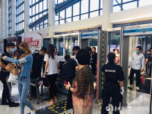 齐鲁国际车展周末人气爆棚!市民排队入场