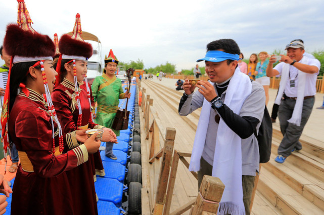 到呼伦贝尔草原蒙古包做客主人给您敬酒时您知道该怎么做吗