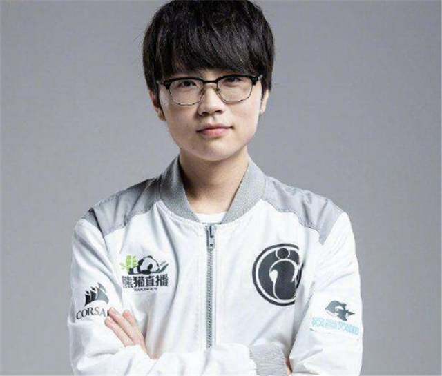 ig前adc西皇去了虎牙首播还跟宝蓝连麦却一不小心发错了消息