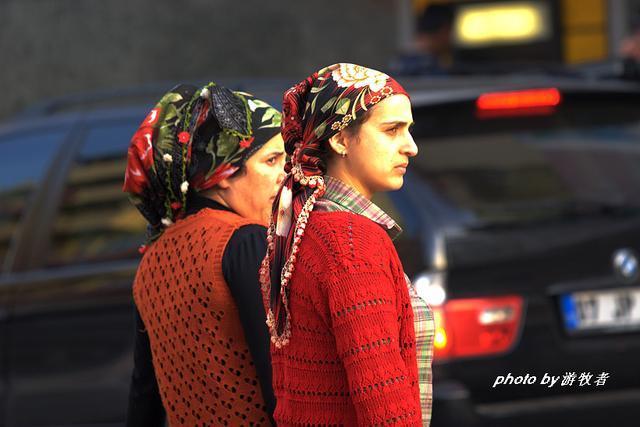 实拍土耳其街头美丽的花头巾 头巾虽小 却引发土耳其全国的争议 腾讯新闻