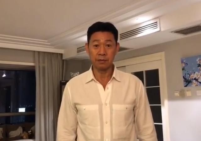 张丰毅|64岁张丰毅现身打球，肌肉健硕不输年轻人，亲自食堂打饭太接地气