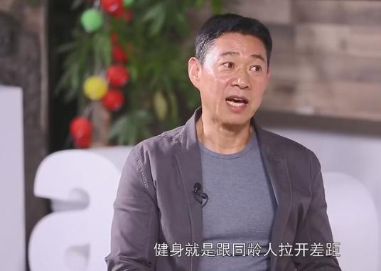 张丰毅|64岁张丰毅现身打球，肌肉健硕不输年轻人，亲自食堂打饭太接地气
