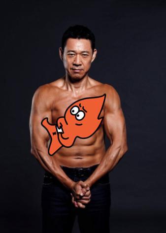 张丰毅|64岁张丰毅现身打球，肌肉健硕不输年轻人，亲自食堂打饭太接地气