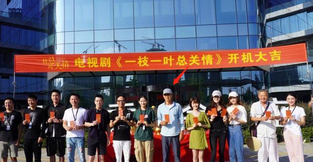 张丰毅|64岁张丰毅现身打球，肌肉健硕不输年轻人，亲自食堂打饭太接地气