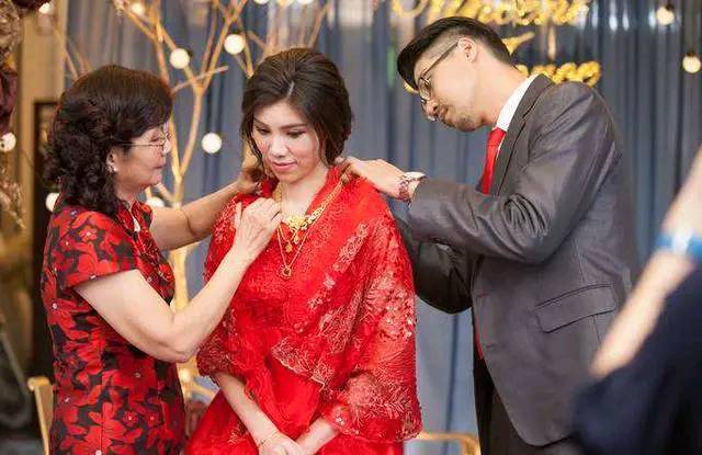 婚都结完了 手镯假的就假的呗 你还想怎么样 婆婆说完后悔了 腾讯新闻