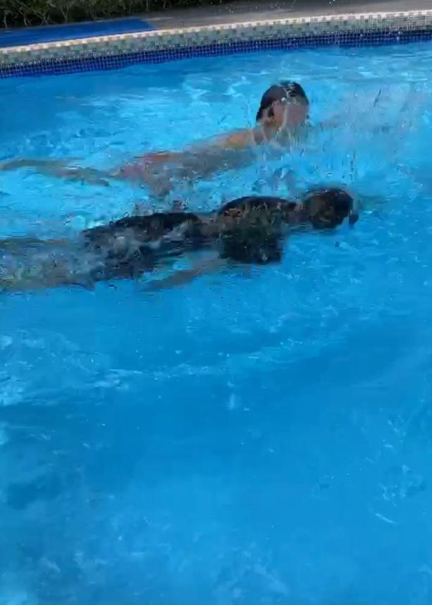 张柏芝大秀儿子腹肌很像复制版的谢霆锋网友欢迎出道