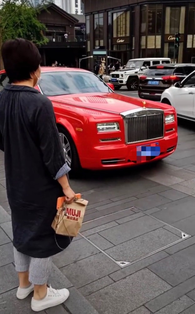 王思聪|又买豪车！偶遇王思聪司机开车接送他，千万座驾首曝光
