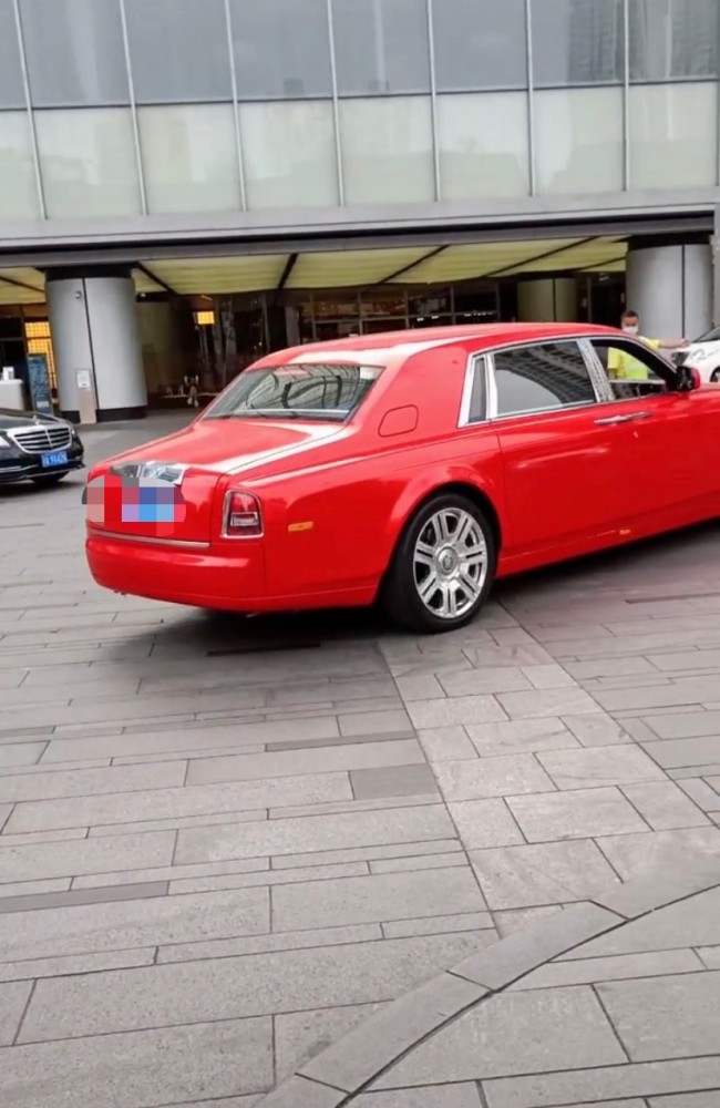 王思聪|又买豪车！偶遇王思聪司机开车接送他，千万座驾首曝光