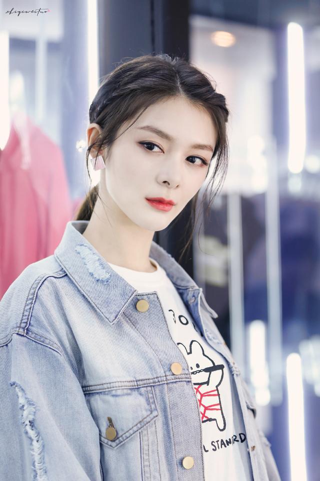 冷艳大美人傅菁,腿型那个长,那个直哦,穿衣堪称"行走的衣架"