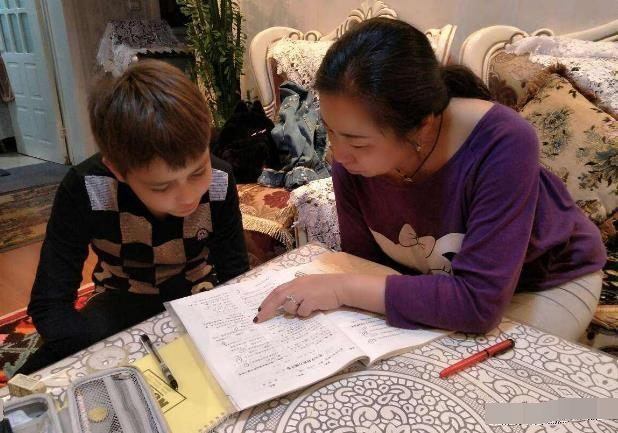 有些小学生家长,每晚都在忙着陪孩子写作业,这种教育方式会不会害了