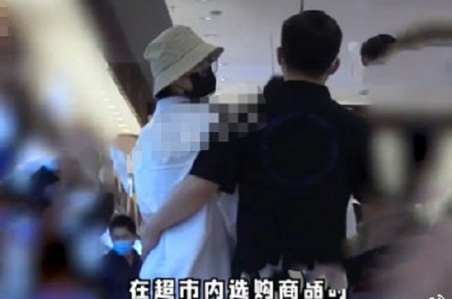 张月|“林有有”张月恋情疑曝光，与男子当街搂抱举止亲密