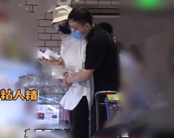 张月|“林有有”张月恋情疑曝光，与男子当街搂抱举止亲密