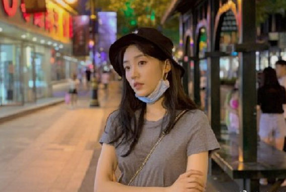张月|“林有有”张月恋情疑曝光，与男子当街搂抱举止亲密