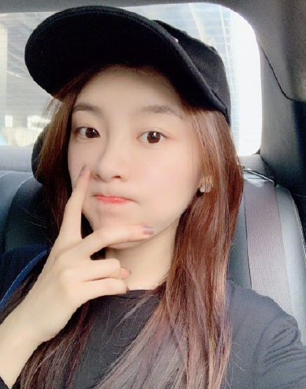 张月|“林有有”张月恋情疑曝光，与男子当街搂抱举止亲密