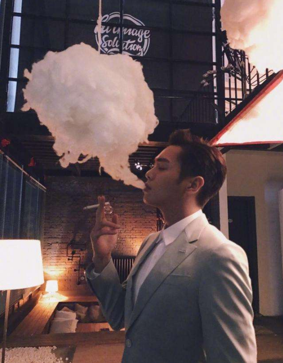 周润发抽烟会装但比起他还差一个级别